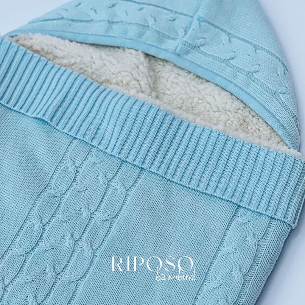 Saquito para bebé color azul, tejido de punto – Riposo